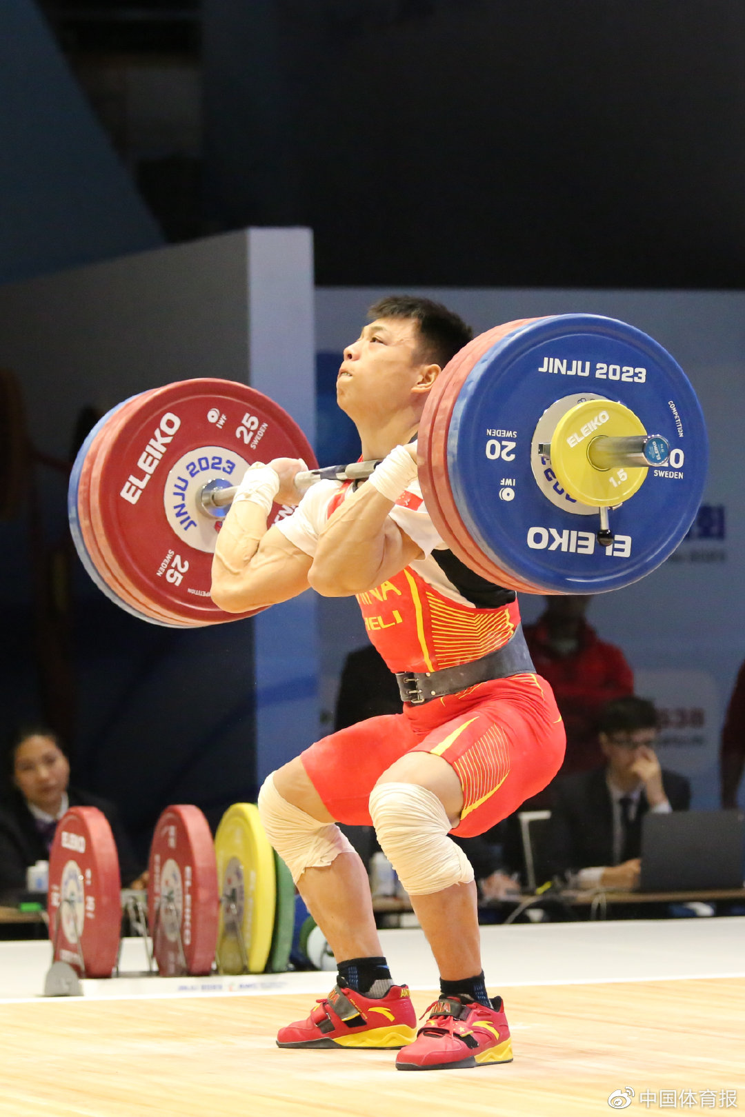 举重比赛选手力争上游，力争夺冠