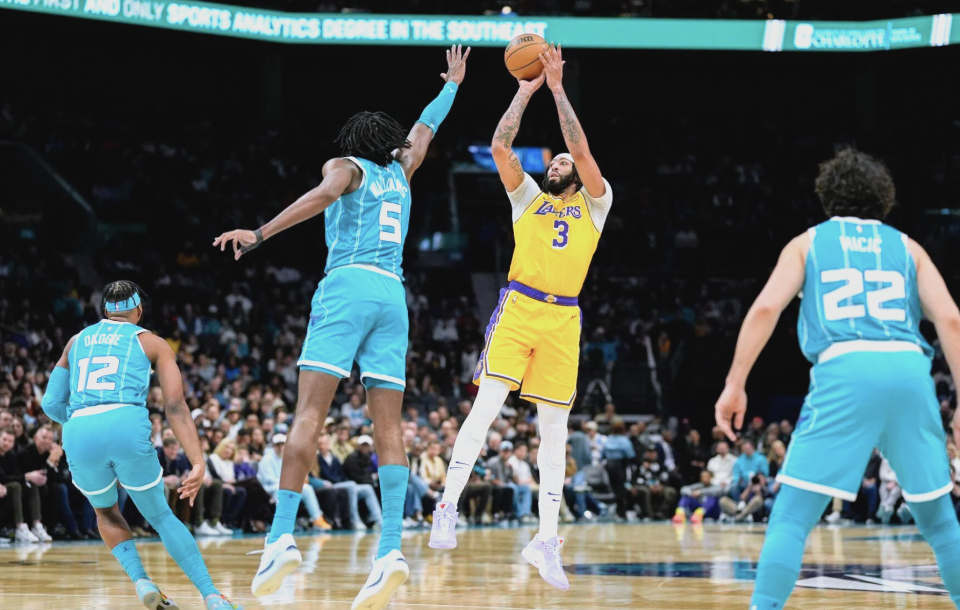 湖人险胜山东队,浓眉哥统治全场 湖人险胜山东队,浓眉哥统治全场