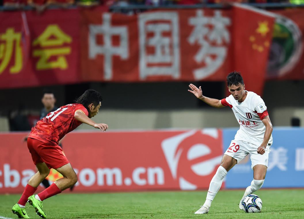 足坛焦点战，球队势不可挡冲入三强