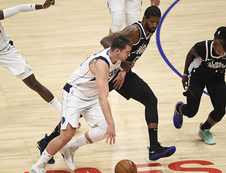 深圳队鏖战骑士，东契奇关键制胜