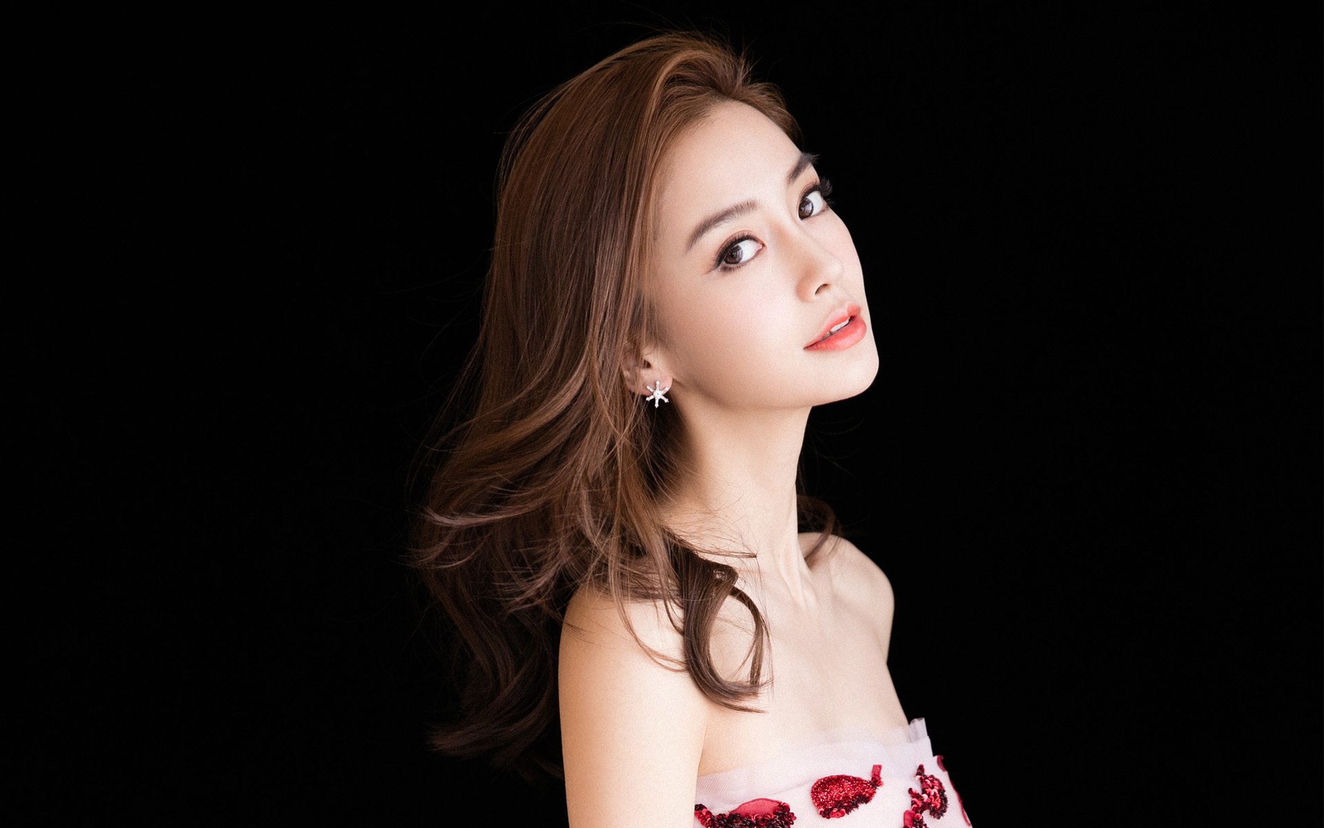 锡安关键先生显神威，深圳队战术压制老鹰展团队篮球精髓