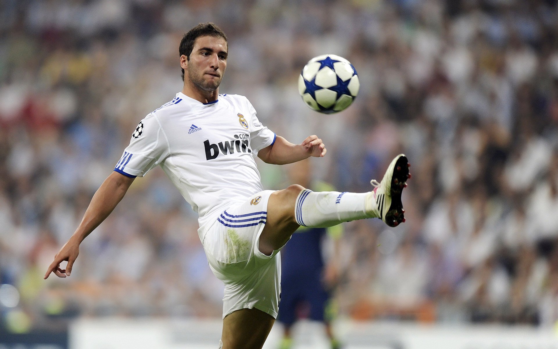 F1年度争冠之夜，克瓦拉茨赫利亚关键战不手软，当赛道英雄与绿茵传奇相遇