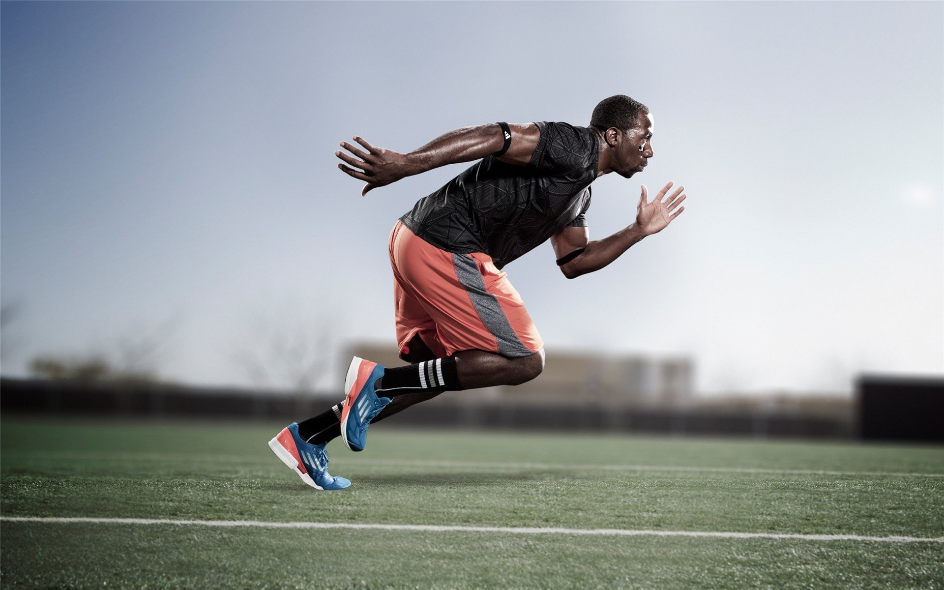 从喀麦隆到国家德比，足球世界的双线叙事与唯一性瞬间