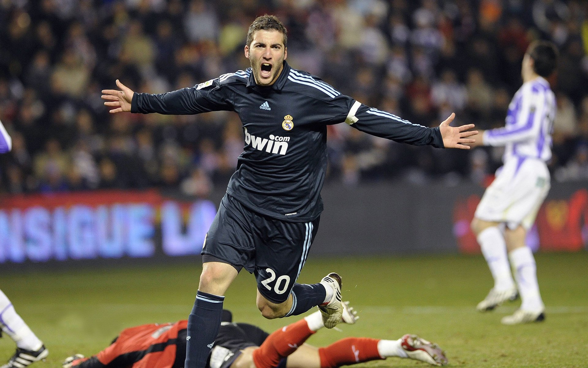 塞维利亚式碾压,楚阿梅尼刷新纪录之夜,丹麦童话黯然失色